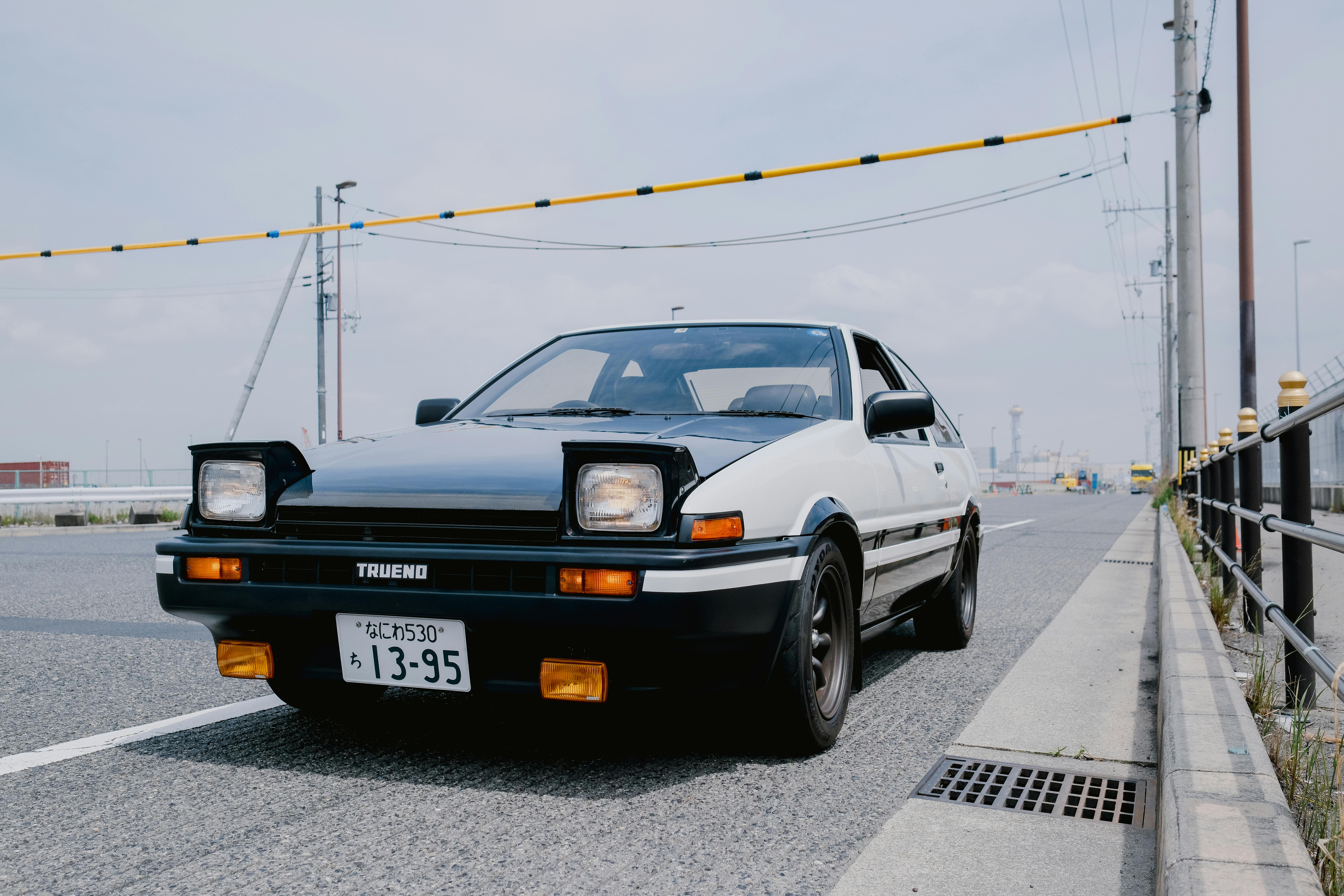 Trueno-japenese-classic-car-in-road