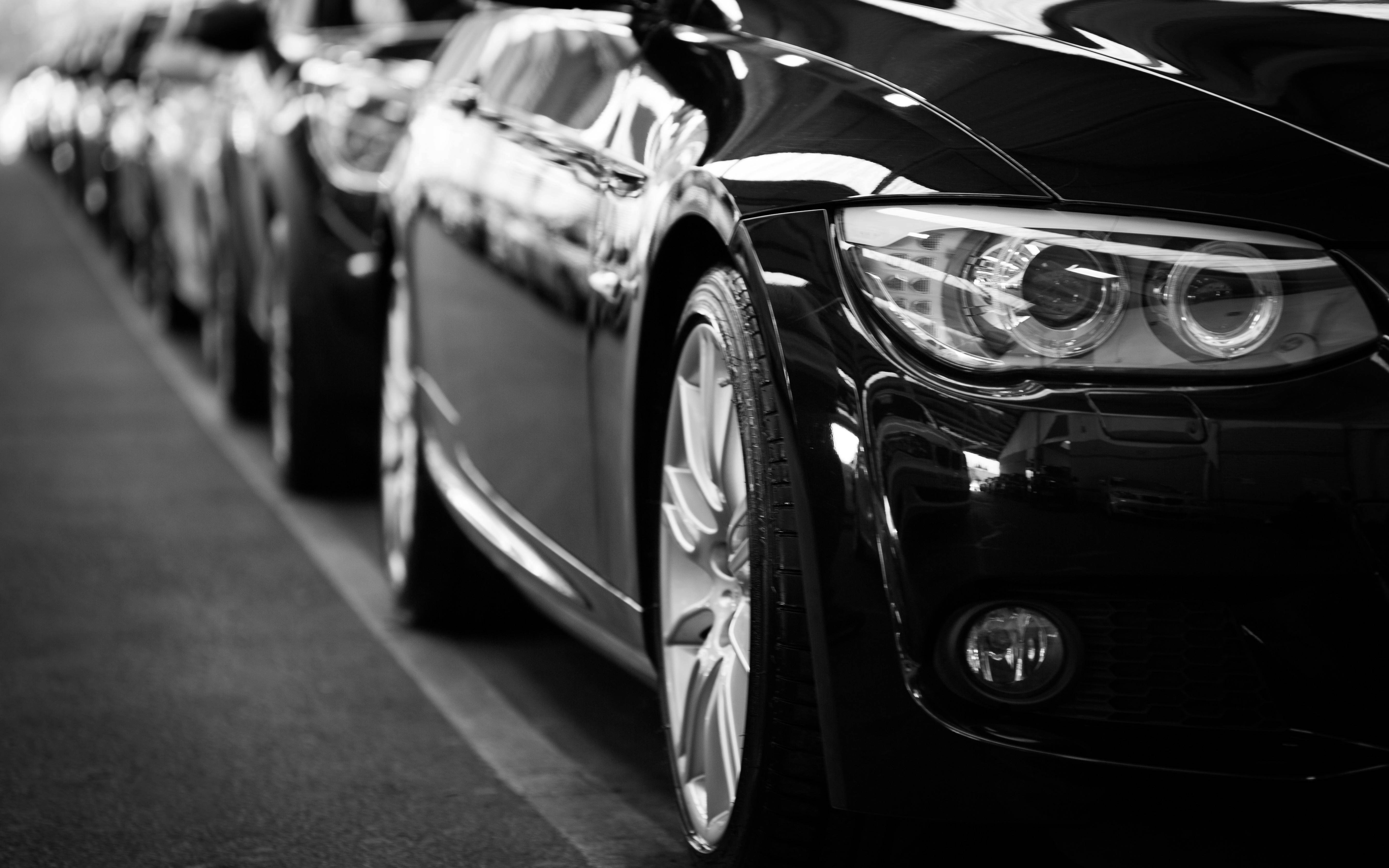 cars-parked-black-and-white